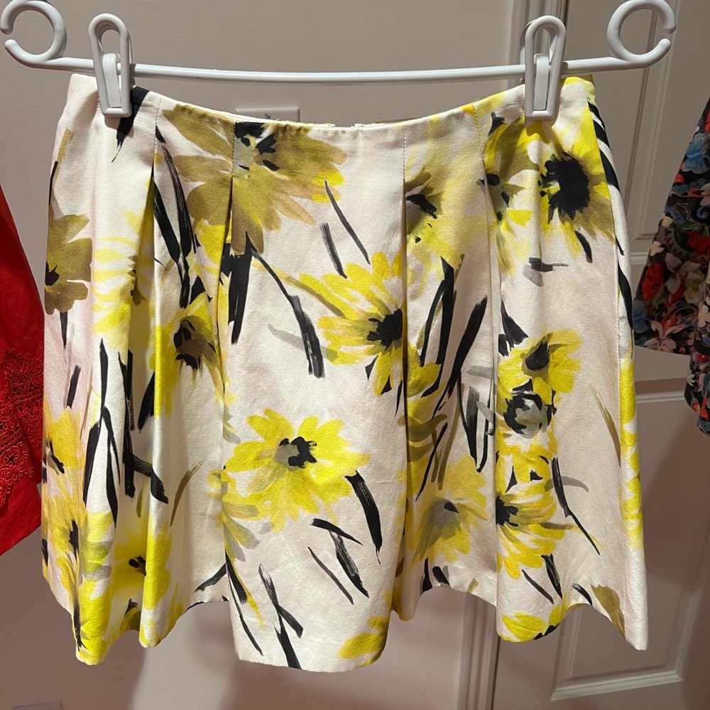 Alice + Olivia Connor' Floral Print Miniskirt. Size 2